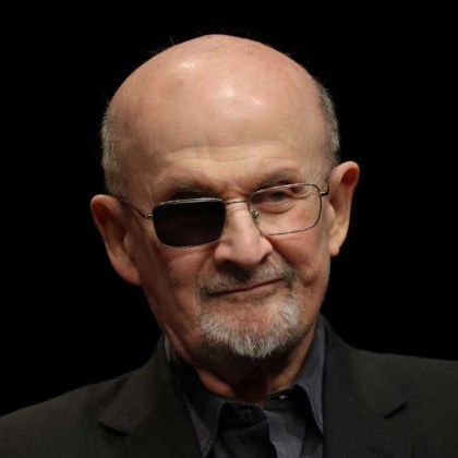 Мъжът опитал да убие писателя Салман Рушди през 2022 г беше