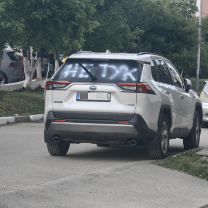 Снимка на неправилно паркиран автомобил пред изход от подземни гаражи