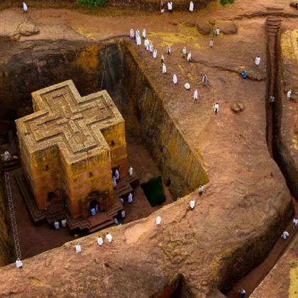 Църквата Свети Георги на амхарски ቤት ጊዮርጊስ Бет Гийоргис е