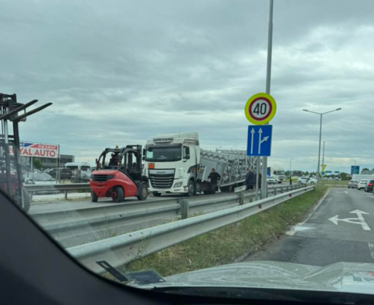 Откачено ремарке на камион задръсти път до Пловдив СНИМКА