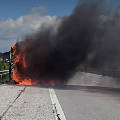 Автобус гори на автомагистрала Тракия За това сигнализират пътуващи Временно