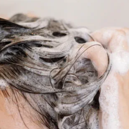 Грижата за косата често се фокусира върху дължината краищата и