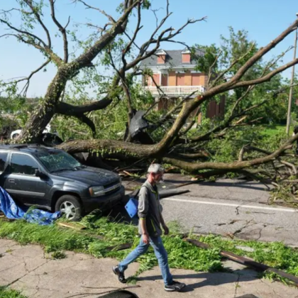 Силна буря преминала през Сейнт Луис Мисури в петък следобед