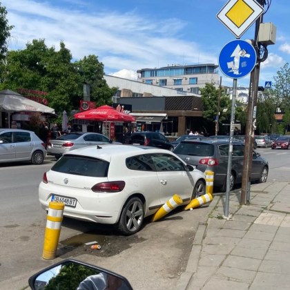 Безумно паркиране в столичния квартал Студентски град Снимка разпространена онлайн показва