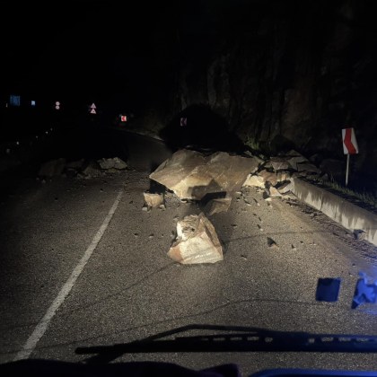 Голяма скала се срути на път до Чепеларе За това