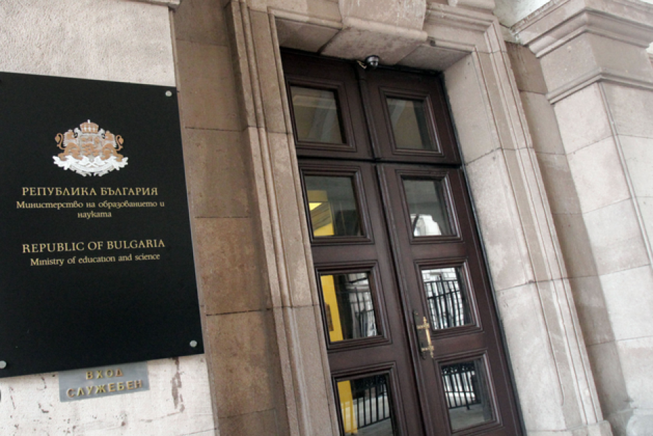 МОН създаде щаб заради стачката на транспорта и предстоящите матури