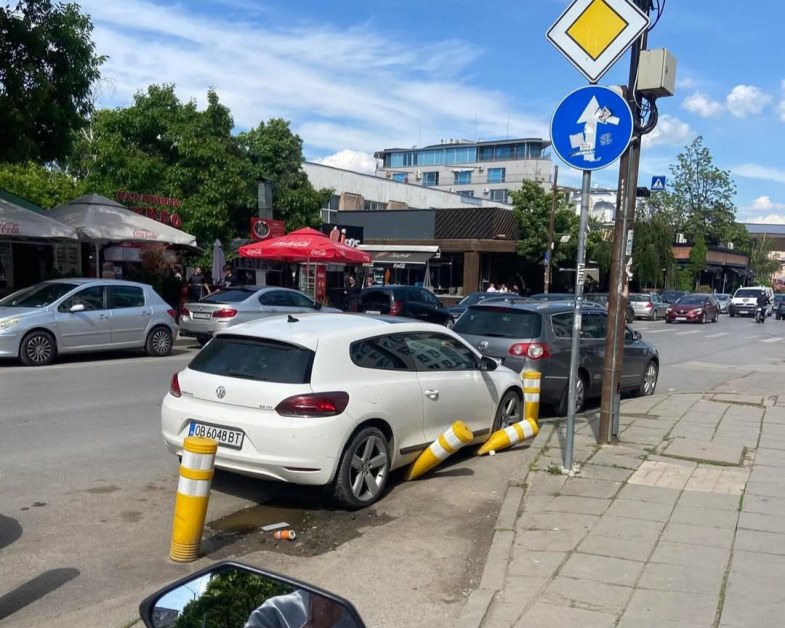 Шофьор паркира, отнесе пътни колчета СНИМКА