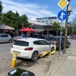 Шофьор паркира, отнесе пътни колчета СНИМКА