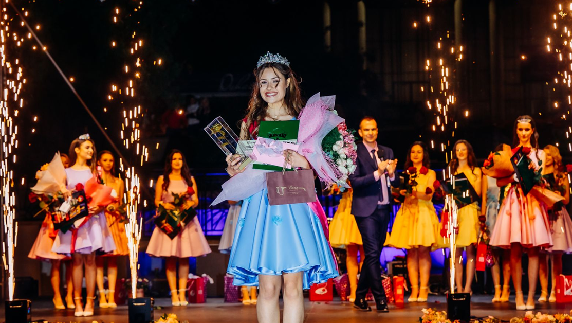 16-годишно момиче стана Царица на розата в Карлово СНИМКИ