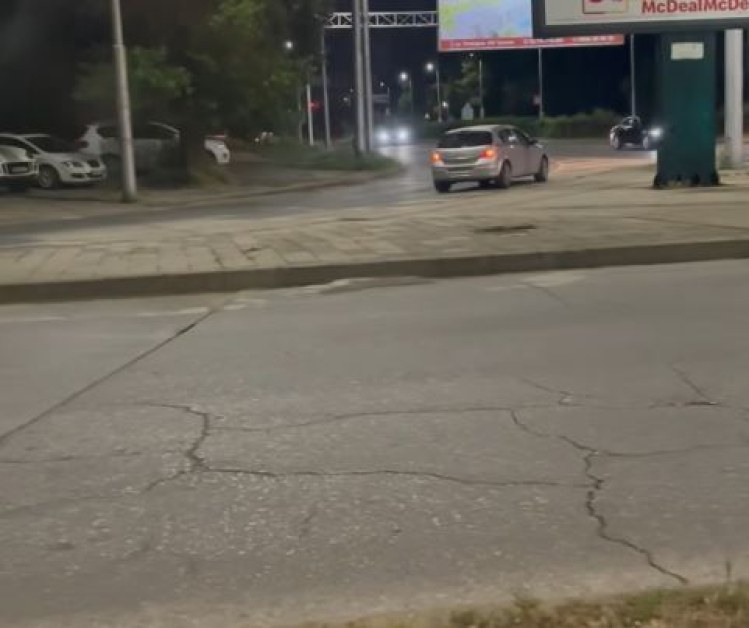 Кола се намърда в насрещното на оживен булевард в Пловдив ВИДЕО