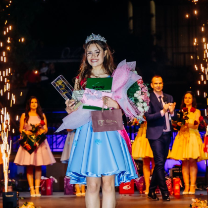 Никол Гаджева стана Царица на розата Карлово 2025 година