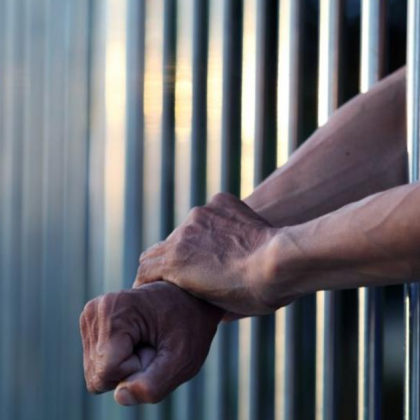 Във Великобритания надзирателка е спипана да прави секс с престъпник в