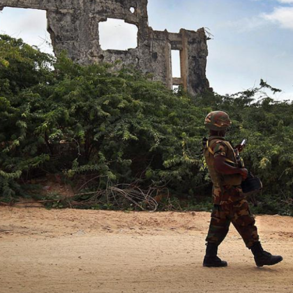 Най малко 13 души са убити при самоубийствен атентат в сомалийската