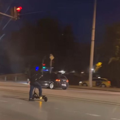 Тийнейджъри с електрически тротинетки за пореден път привлякоха вниманието на