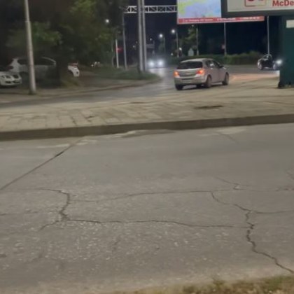Абсурдно нарушение на пътните правила в Пловдив Лек автомобил се озовал