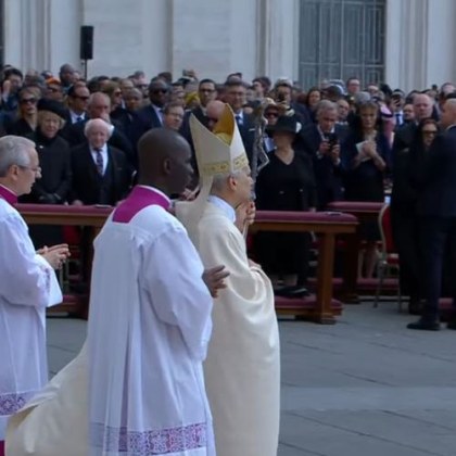 На площад Свети Петър във Ватикана започна официалната церемония по