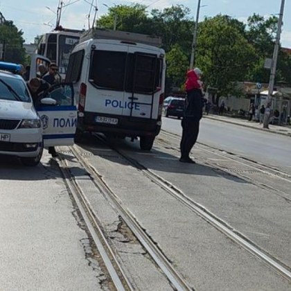 Проговори тийнейджърът пострадал при нападение посред бял ден на спирка