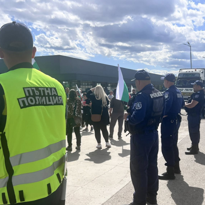 Десетки протестиращи на Подбалканския път в района на казанлъшкото село