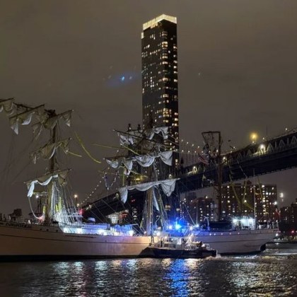 Учебен кораб на мексиканските военноморски сили се блъсна в Бруклинския