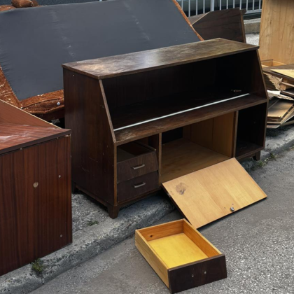 Снимка на изоставена стара покъщнина по тротоарите на столичния квартал