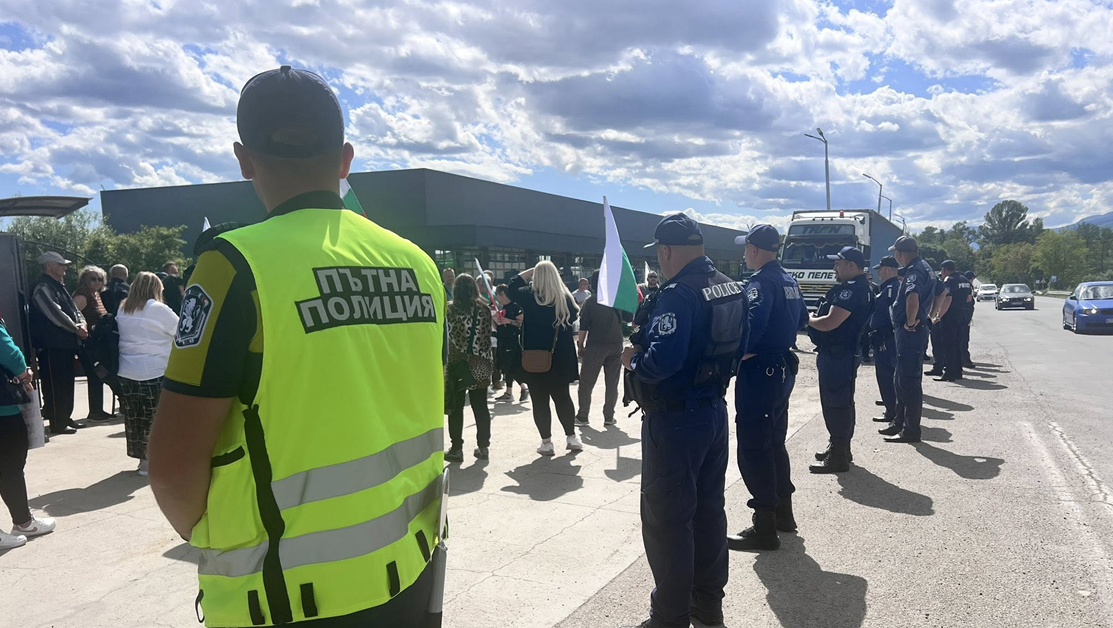 Протестиращи блокираха Подбалканския път, искат запазване на българския лев