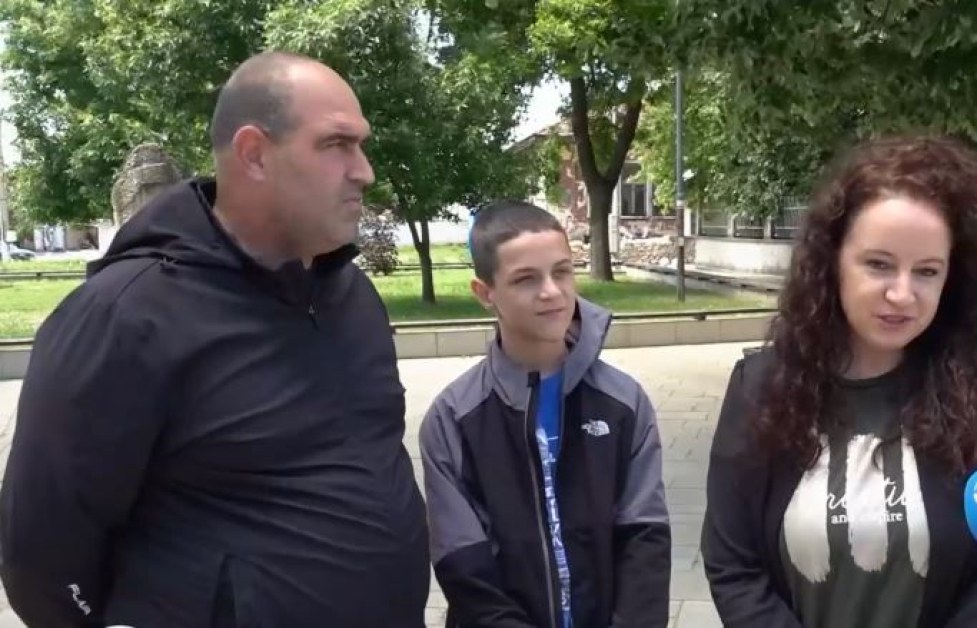 Семейство от Раковски развя трибагреника на площад „Свети Петър