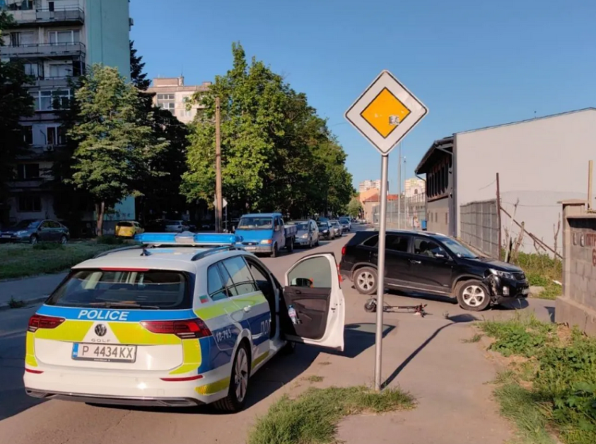 Мъж с тротинетка се блъсна в кола, в болница е