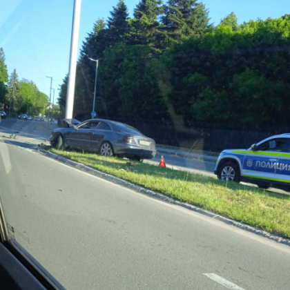 Кола се блъсна в стълб в София Инцидентът е станал