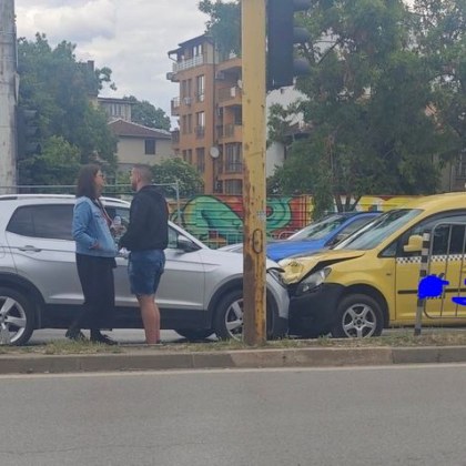 Абсурдна катастрофа в София Малък джип се намърда в насрещното като