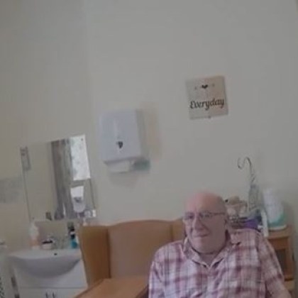 Полицаи напръскали със спрей ударили с палка и използвали тейзър