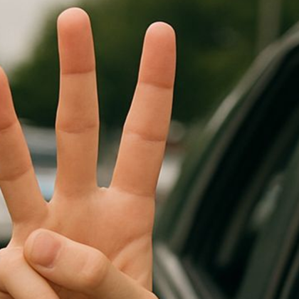 С вдигната ръка и три пръста навън от прозорците на