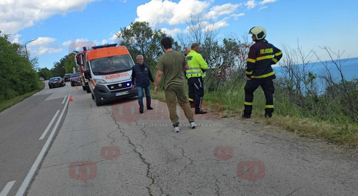 Пиян водач излетя от пътя, пристигнаха пожарникари и медици СНИМКА