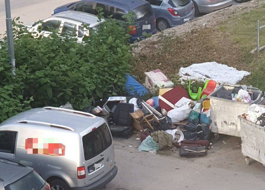 До детска площадка: Нелегално сметище се разраства в София