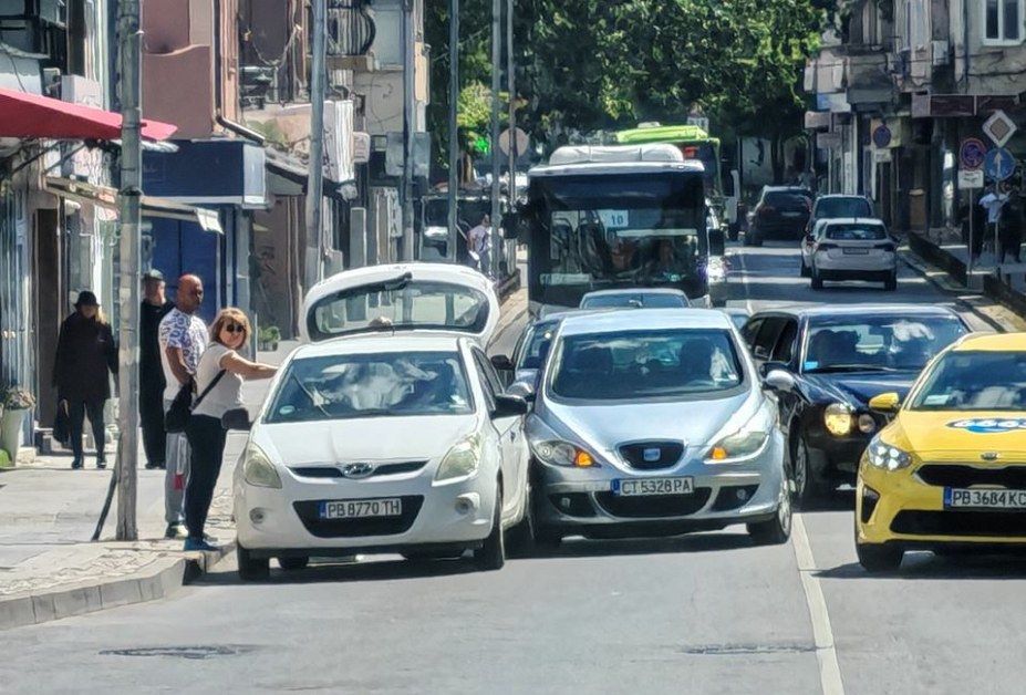 Катастрофа в центъра на Пловдив, движението е затруднено СНИМКА