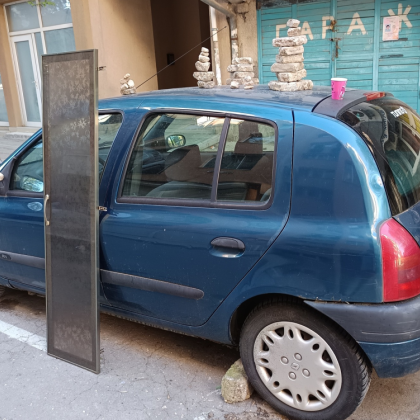 Лек автомобил паркиран на улица във Варна се превърна в