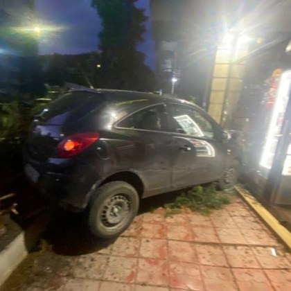 Кола се блъсна във витрината на софийски магазин като твърдят