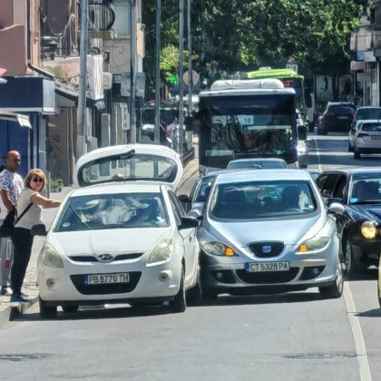 Лека катастрофа затруднява движението в центъра на Пловдив Две коли са