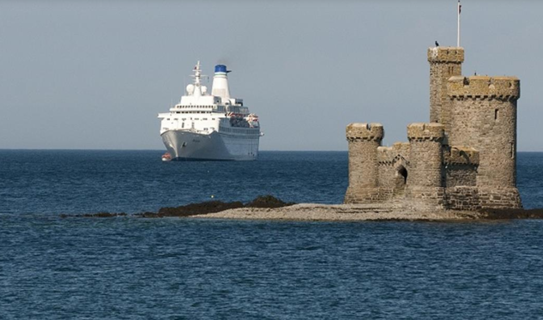 Малък замък в морето спасява животи. Кой е и къде се намира?