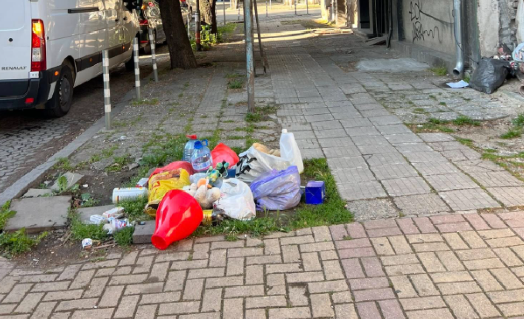 Странен пърформанс изникна на улица в София СНИМКИ