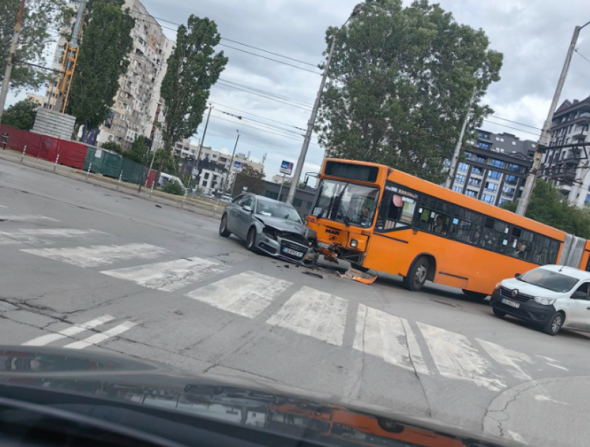 Автобус и кола се блъснаха в София СНИМКА и ВИДЕО
