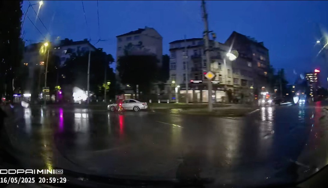 Едва не отнесоха велосипедист в София ВИДЕО