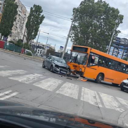 Автобус и лека кола се блъснаха в столичния квартал Люлин
