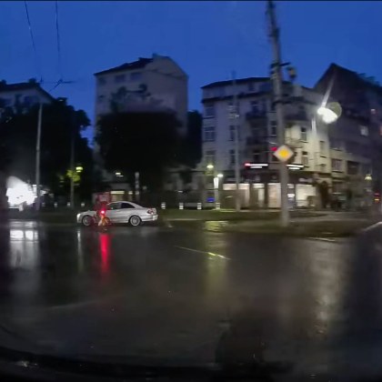 Автомобил едва не блъсна велосипедист в София За това алармира