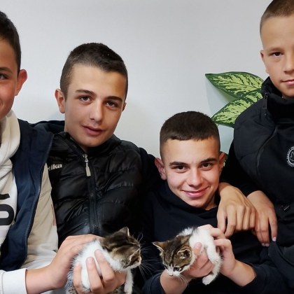 Пример за правилно възпитание и героизъм от Разлог Четири момчета разхождайки