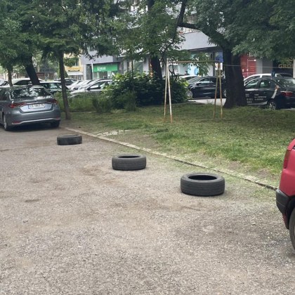 Проблемът с паркоместата в градовете е сериозен затова хората не само