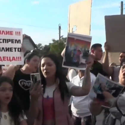 Протест след побой в училище в Бяла Слатина Роднини и