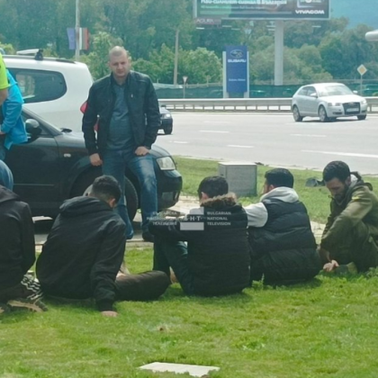 Полицията задържа мигранти на Цариградско шосе в столицата Автомобил е