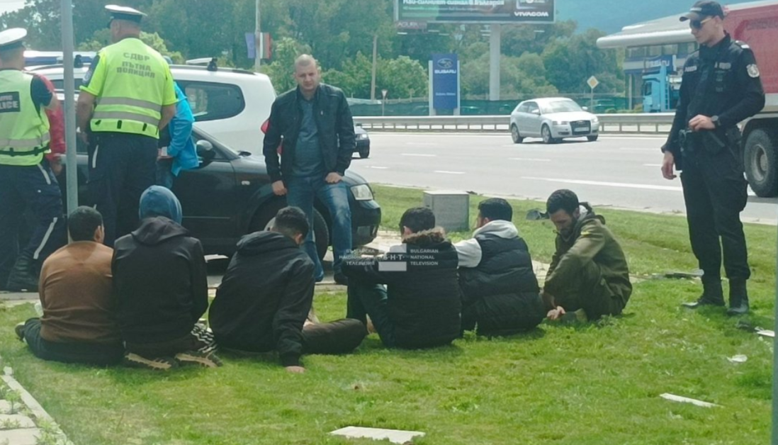 След гонка с полицията: Заловиха мигранти в София
