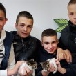 Група момчета спасиха две котенца от сигурна смърт СНИМКА