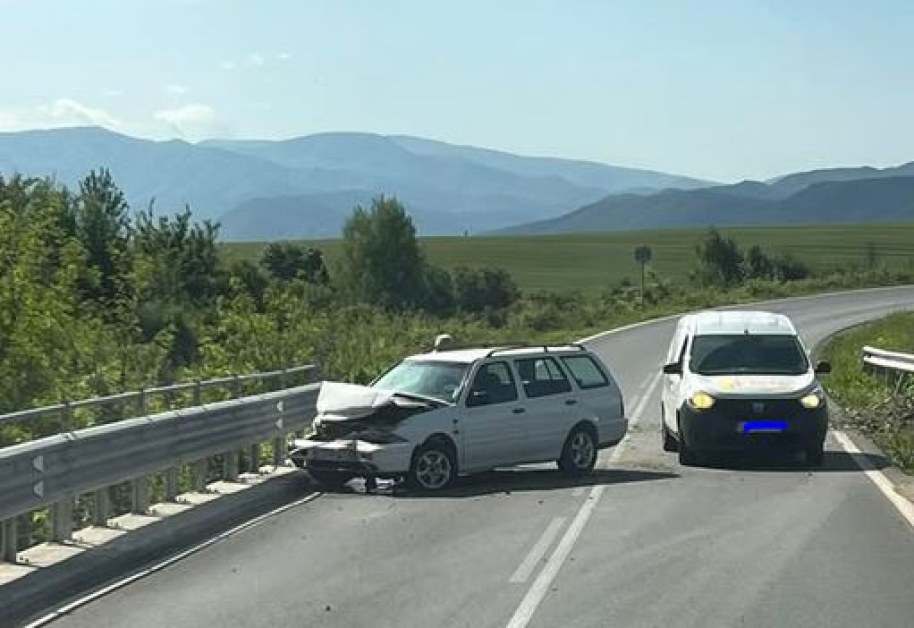 Кола се вряза в мантинела, има щети СНИМКА